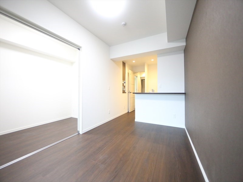 居室・リビング　ＬＤＫ9.5帖　カウンターキッチン　エアコン完備