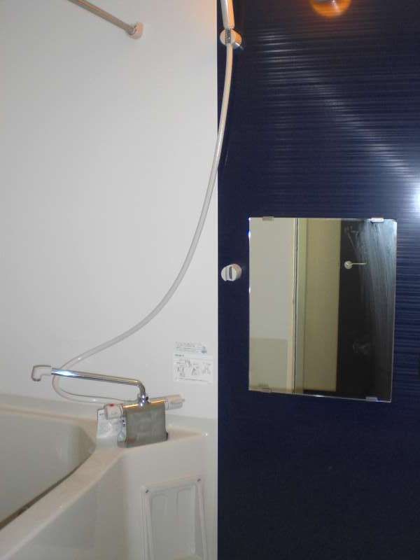 バス・シャワールーム　カラーパネル付きバスルーム