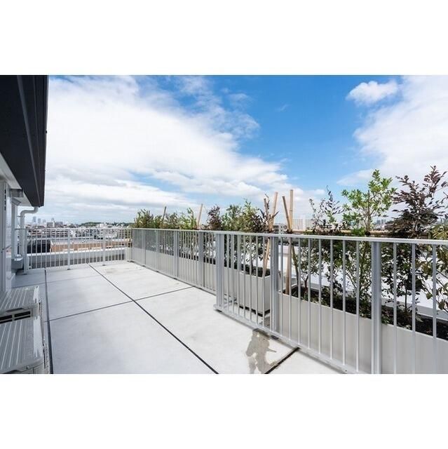 バルコニー　陽当たり良好なバルコニーです