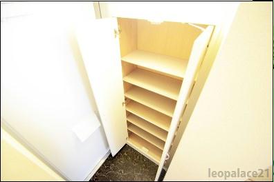 玄関　備品や設備仕様は号室等により異なります現地をご確認下さい。