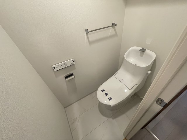 トイレ　別号室参考写真です。