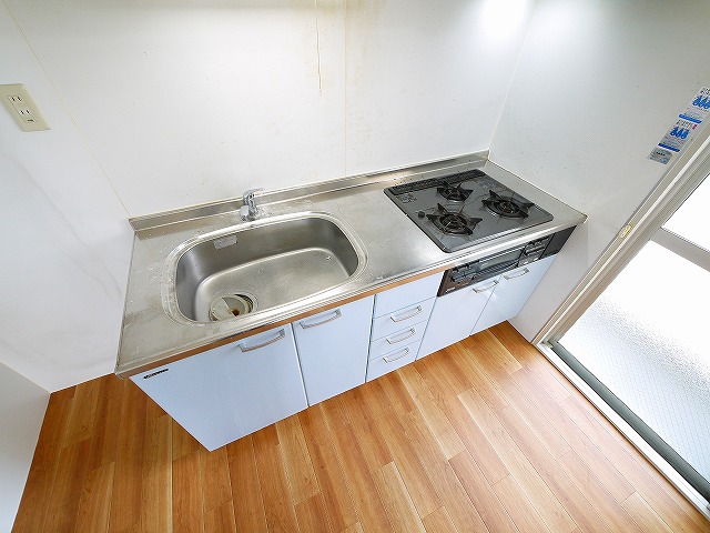 キッチン　コンパクトなキッチンで掃除もラクラク