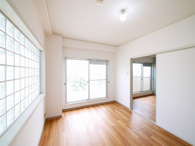 その他部屋・スペース　落ち着いた色調の寝室です