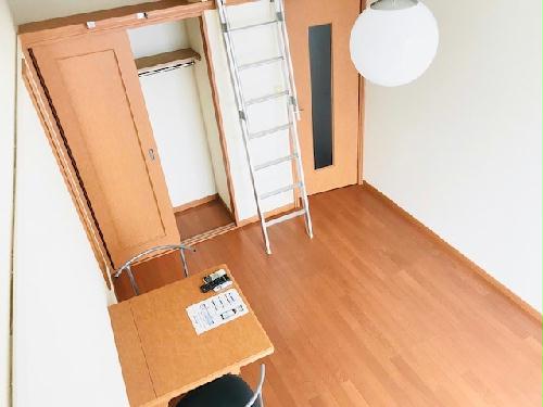 居室・リビング　1階フローリング、2階カーペット