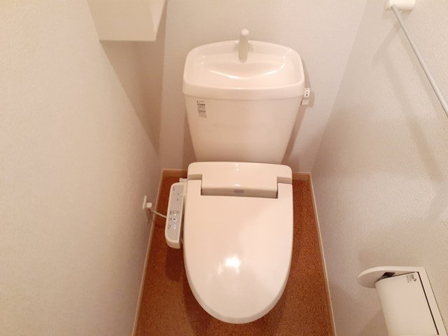 トイレ　落ち着いた色調のトイレです