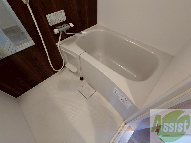 バス・シャワールーム　広々したお風呂で快適にくつろげそうです。