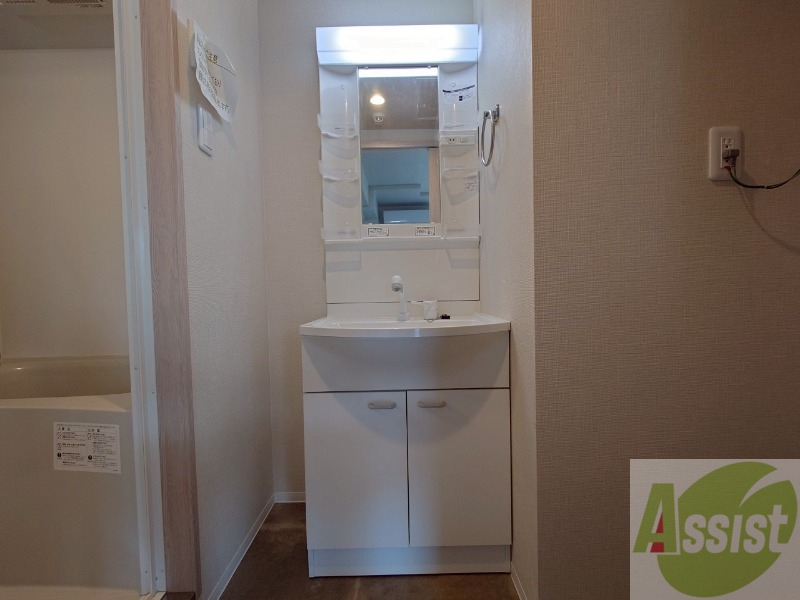 洗面設備　独立洗面台です。大きくてよいですね。シャンプーもできます！