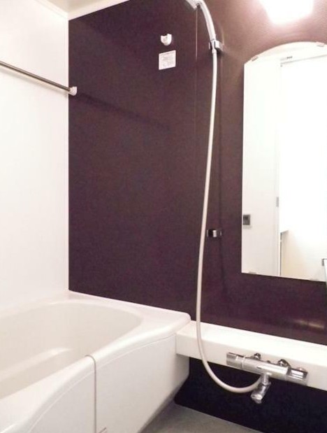 バス・シャワールーム　追い焚き機能、浴室乾燥機付きバス。