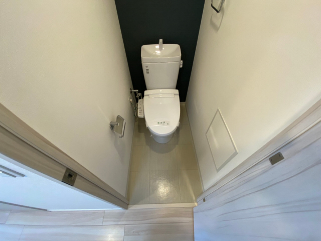 トイレ　落ち着いた色調のトイレです