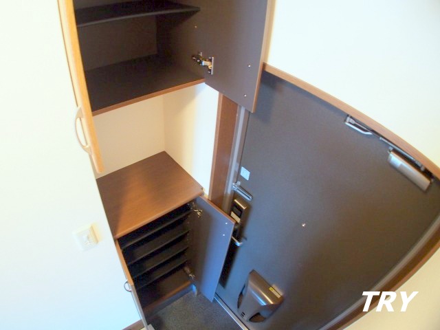 玄関　下駄箱付です。