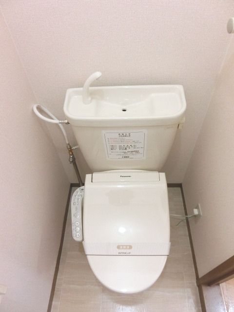 トイレ　温水洗浄便座付きのトイレです