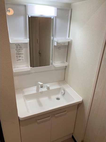 洗面設備　朝の身支度に便利な洗面台です♪
