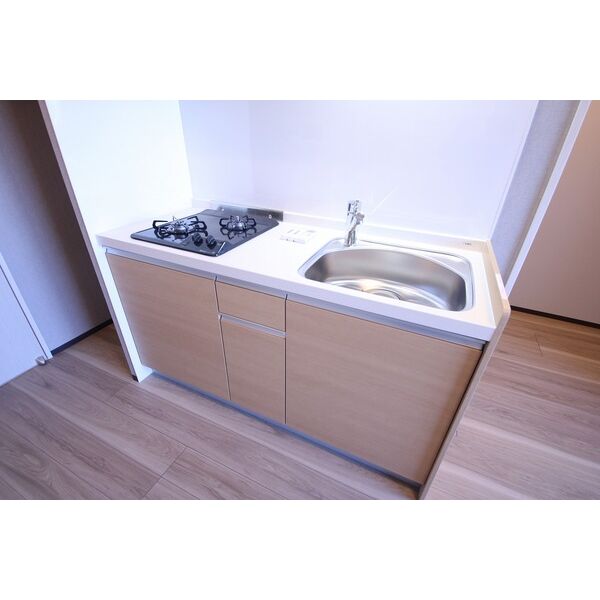 キッチン　※別部屋の参考写真です。奇数階と偶数階でクロスの色が異なりま