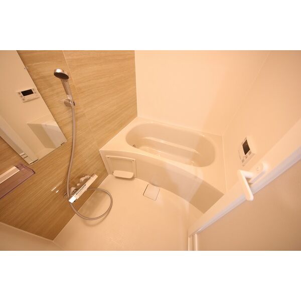 バス・シャワールーム　※別部屋の参考写真です。奇数階と偶数階でクロスの色が異なりま