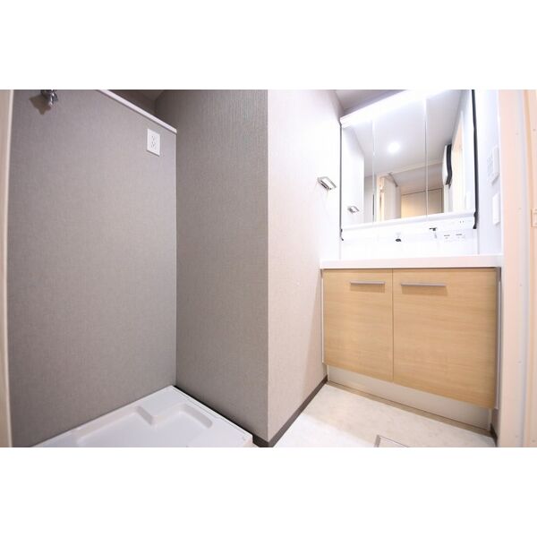 洗面設備　※別部屋の参考写真です。奇数階と偶数階でクロスの色が異なりま