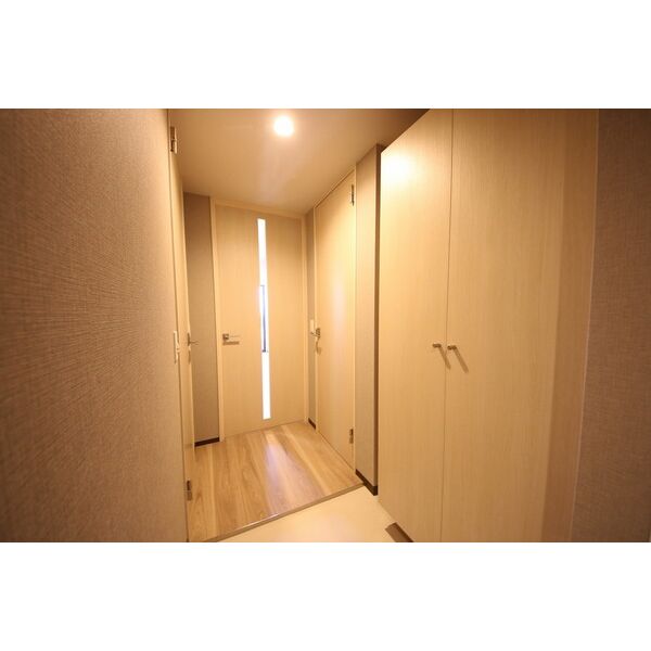 玄関　※別部屋の参考写真です。奇数階と偶数階でクロスの色が異なりま