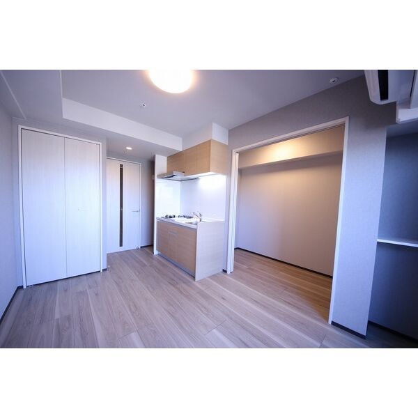 居室・リビング　※別部屋の参考写真です。奇数階と偶数階でクロスの色が異なりま