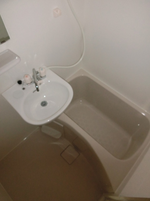 バス・シャワールーム　清潔感のあるバスルームで快適、快適。