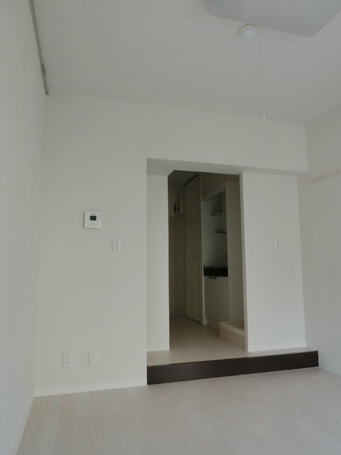 居室・リビング　内装リノベーション済み。　魅惑のホワイトフローリング。