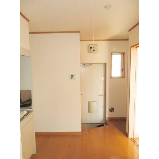 キッチン　キッチン＠玄関廻り～玄関横に小窓があり明るさが入ると共に換気