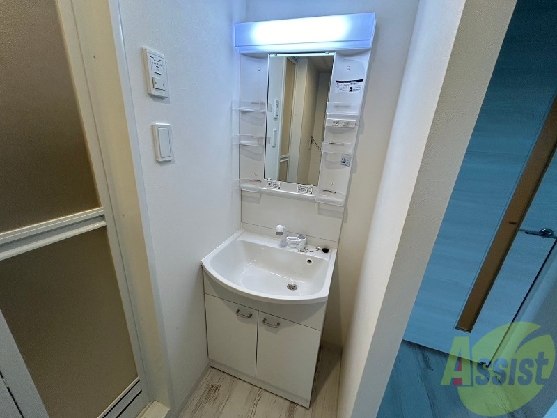 洗面設備　収納も豊富で使い勝手の良い洗面化粧台です。