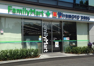 ドラックストア　ファミリーマート＋ミヤモトドラッグ御成門店（ドラッグストア）まで210m
