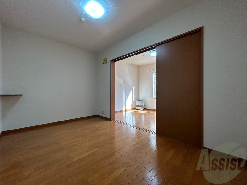居室・リビング　木目のフローリングは落ち着きのある印象のお部屋になりますね。