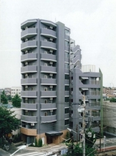 建物外観　鉄筋コンクリート造のがっちりとした建物。