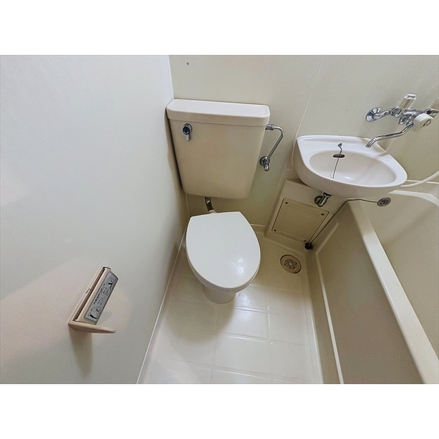 トイレ　清潔感のあるコンパクトなトイレです