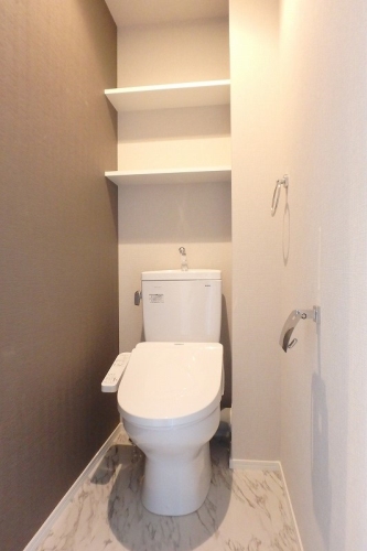 トイレ　類似物件の写真を使用しており、イメージ図となります。配色等が