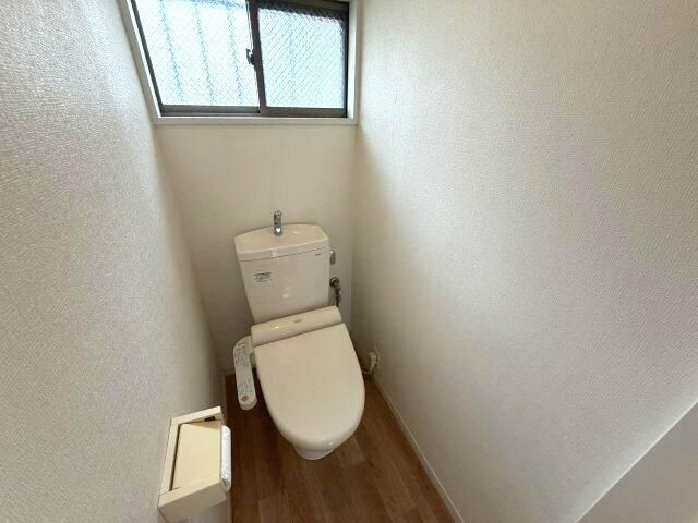 トイレ　落ち着いた色調のトイレです