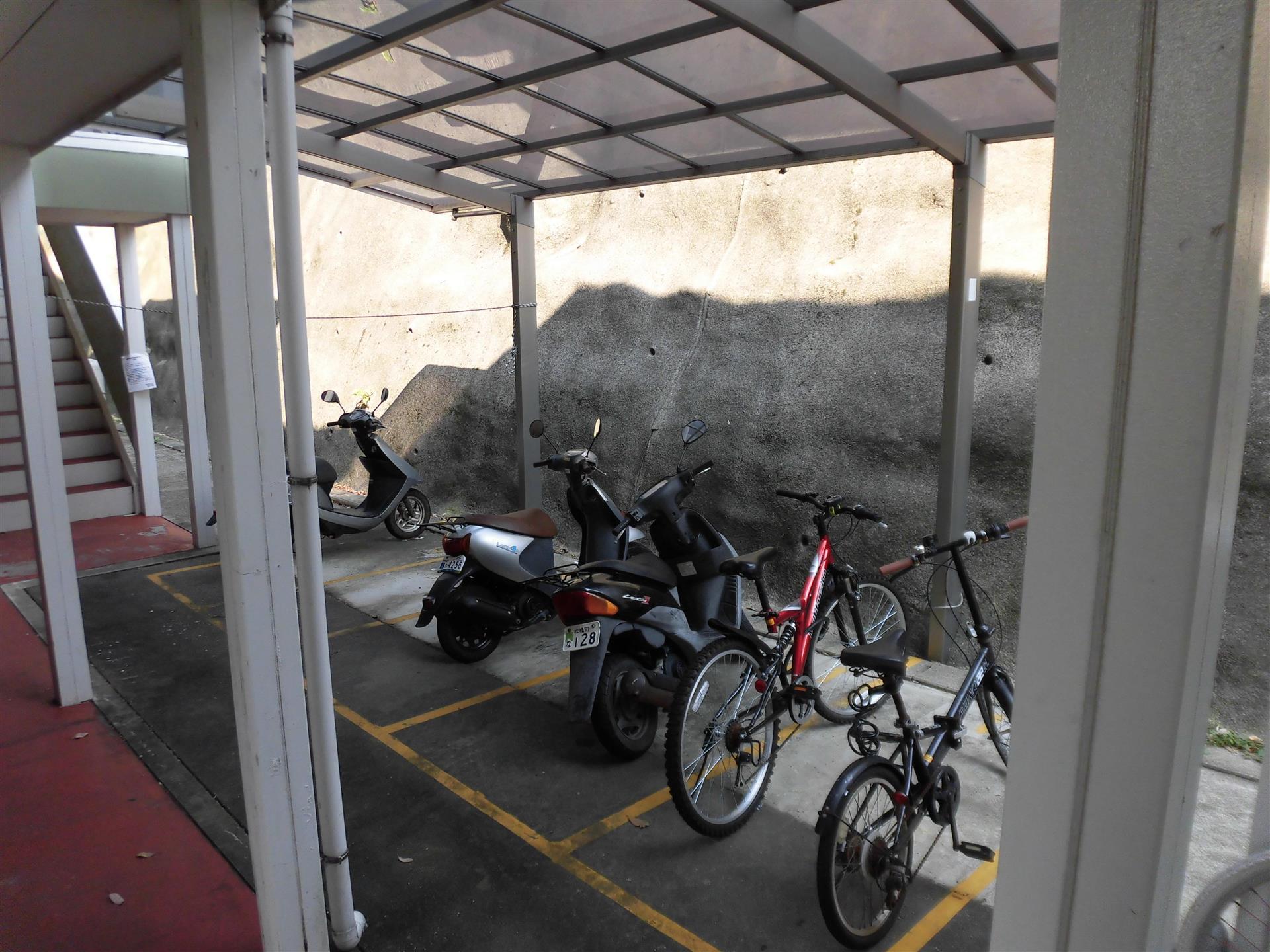 その他　屋根付き駐輪場・バイク置き場あり！