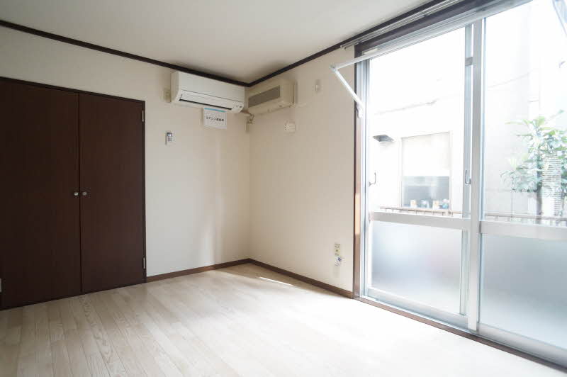 その他　窓枠に部屋干しに便利な室内物干し付き　エアコン付き