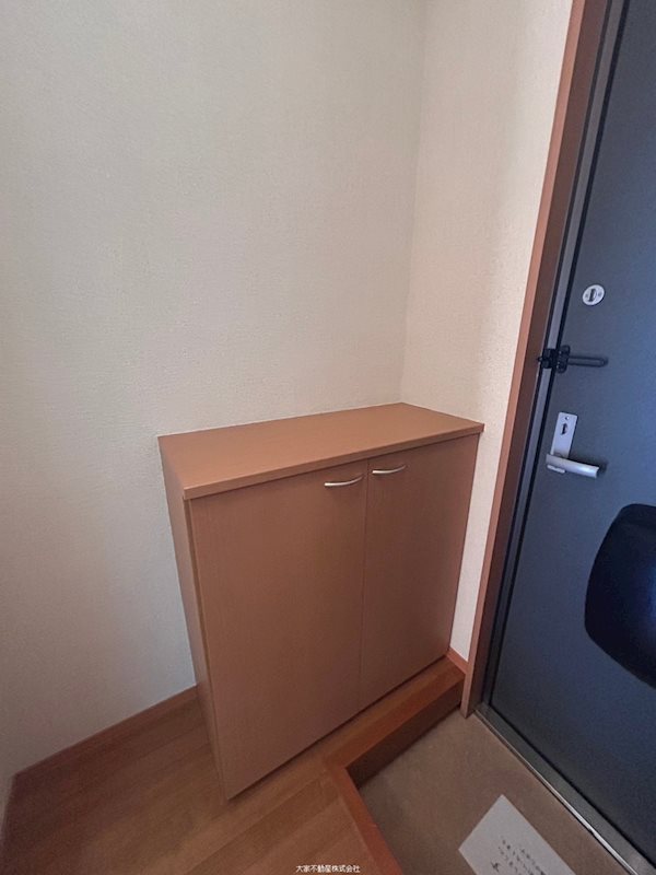 玄関　※入居中のためイメージ。現況優先