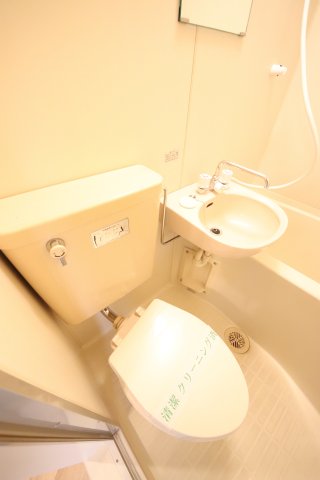 トイレ　※同タイプの別の部屋の写真です。