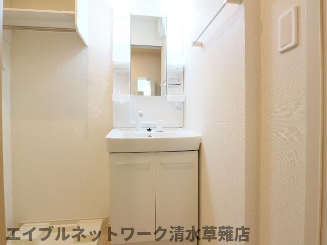 洗面設備　明るい洗面所です
