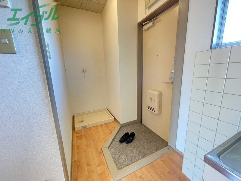 玄関　別部屋反転写真です
