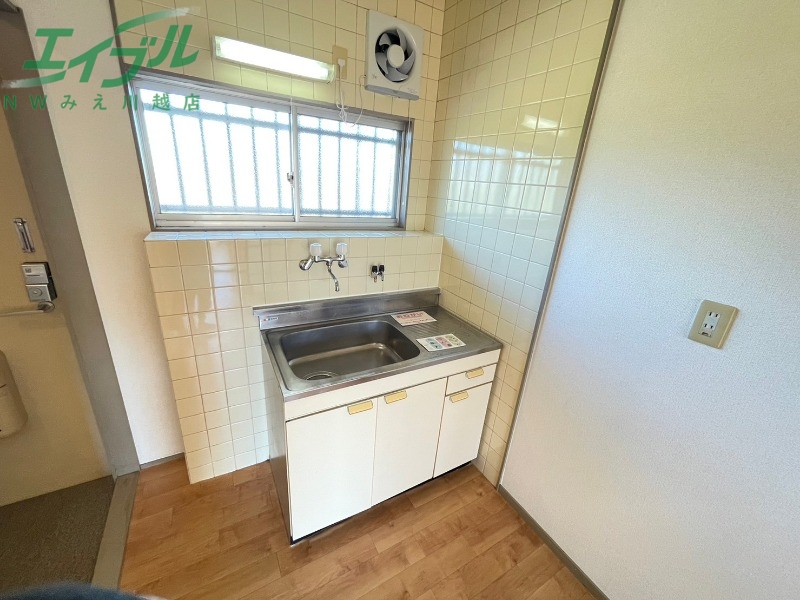 キッチン　別部屋反転写真です