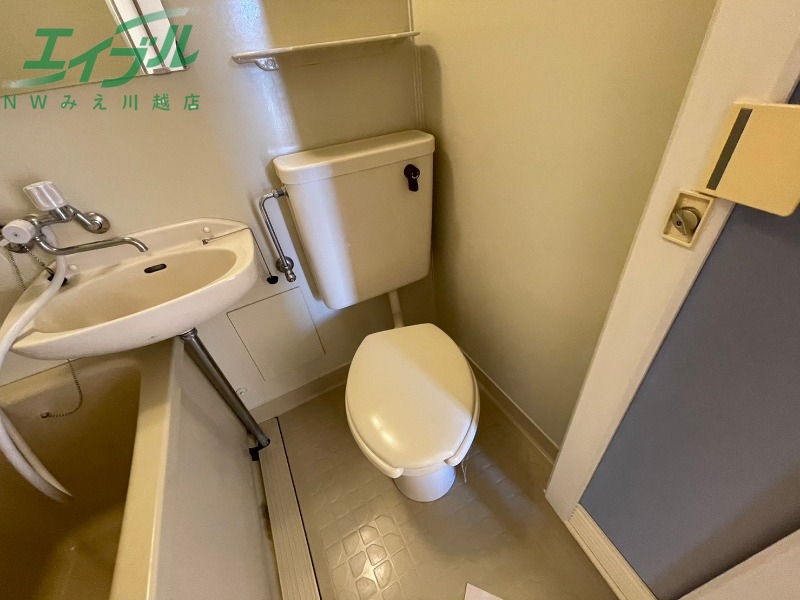 トイレ　別部屋反転写真です