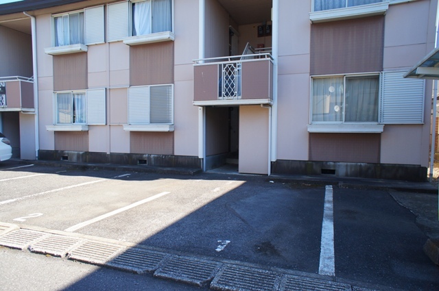 駐車場　敷地内駐車場あり