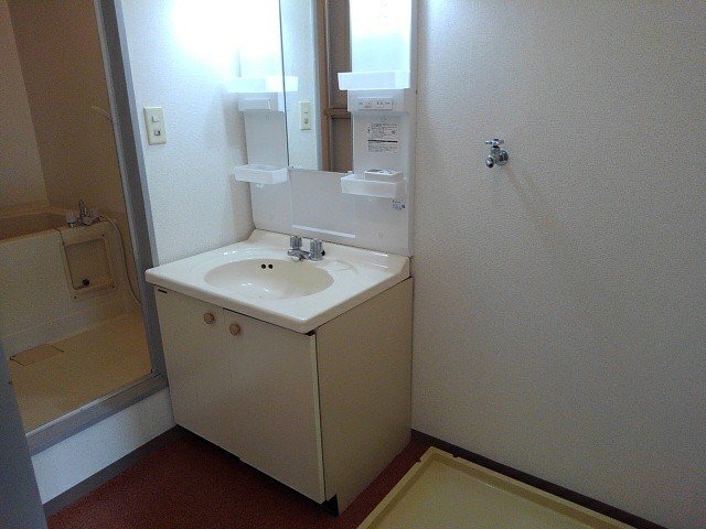 洗面設備　明るい洗面所です