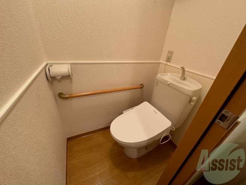 トイレ　トイレはウォシュレット機能付きです。安心して使用できますね。