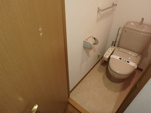 トイレ　落ち着いた色調のトイレです