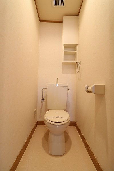 トイレ　トイレにはコンセントがあるので温水洗浄便座設置可能です。