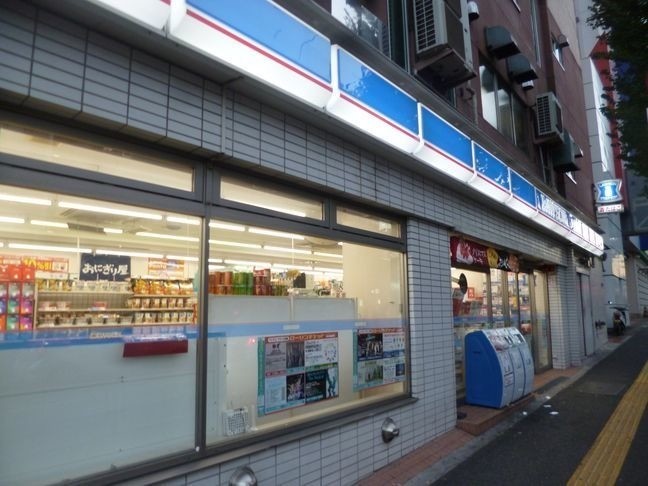 コンビニ　ローソン新宿医大通店（コンビニ）まで114m