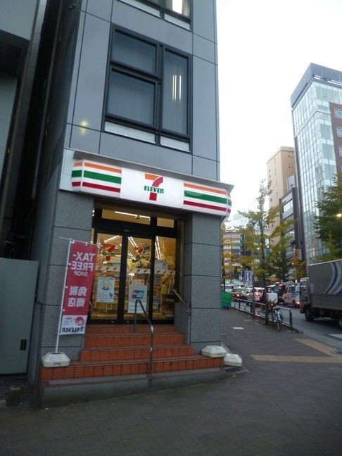 コンビニ　セブンイレブン新宿5丁目明治通り店（コンビニ）まで358m