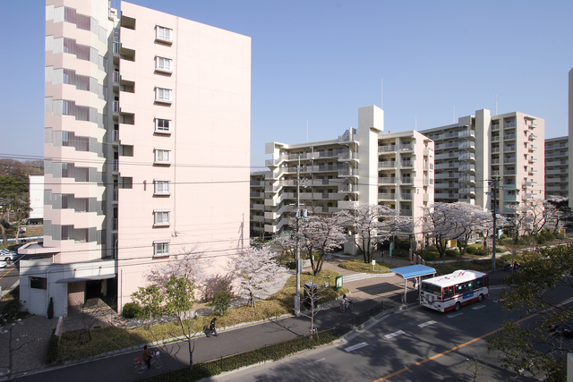 その他共有部分　住棟前のバス停。特に朝の通学・通勤時間帯には便が多く助かりま