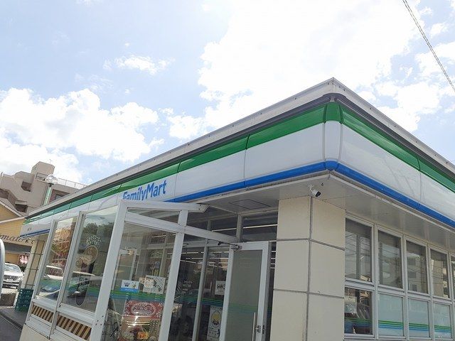 コンビニ　ファミリーマート銘苅三丁目店（コンビニ）まで267m