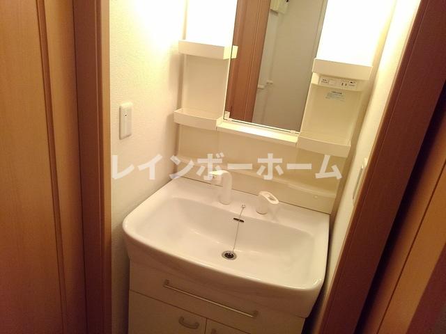 洗面設備　明るい洗面所です