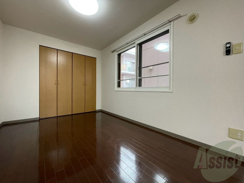 その他部屋・スペース　こちらのお部屋は光が差し込む、温かみのあるお部屋です。